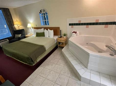 30 Hotels with Hot Tub in Room in Branson, MO