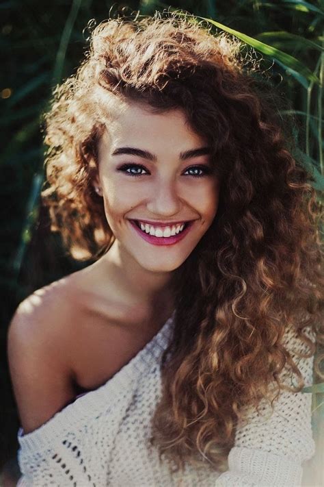 20 Hairstyles For Curly Frizzy Hair Womens - Feed Inspiration