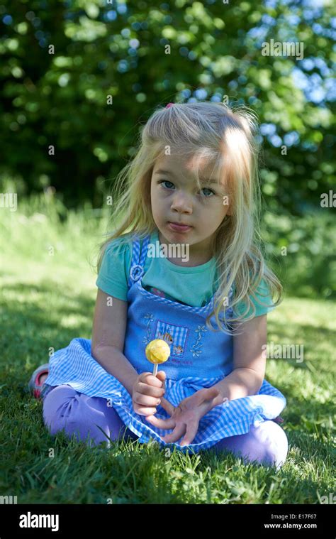 Child sucking lolly -Fotos und -Bildmaterial in hoher Auflösung – Alamy