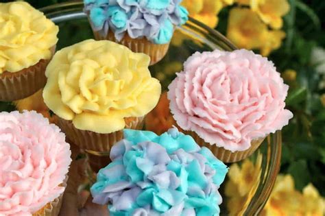 Flower Cupcakes: Decorate to Celebrate! - Christina's Cucina