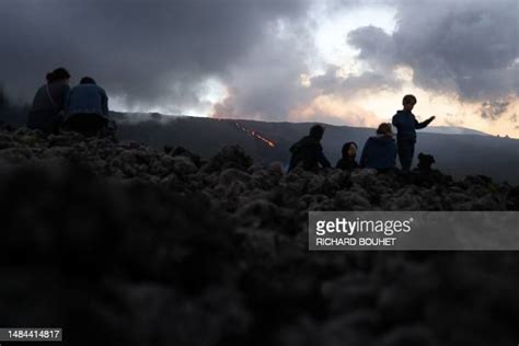 537 Volcano Erupts On Indian Ocean Island Of Reunion Stock Photos, High ...