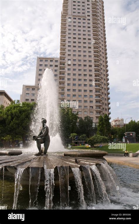 Madrid : Fountain on Plaza Espana Stock Photo - Alamy