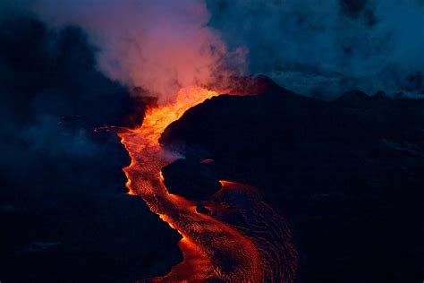 Destructive Kīlauea Volcano Eruption Triggered by Extreme Weather in Hawaii