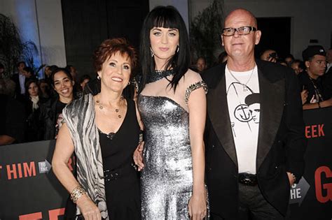 Pop Star Katy Perry family: parents, siblings, husband, kids - BHW