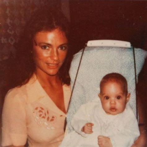 35 Adorable Angelina Jolie's Childhood Photos From the 1970s and Early ...