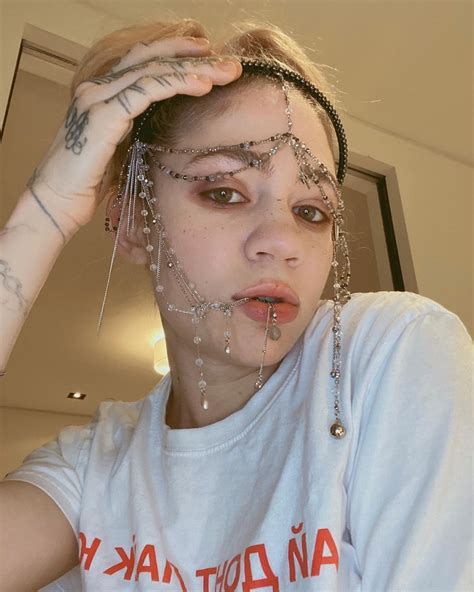 Even in Self-Isolation, Grimes Pulls Off a Stage-Worthy Look | Vogue