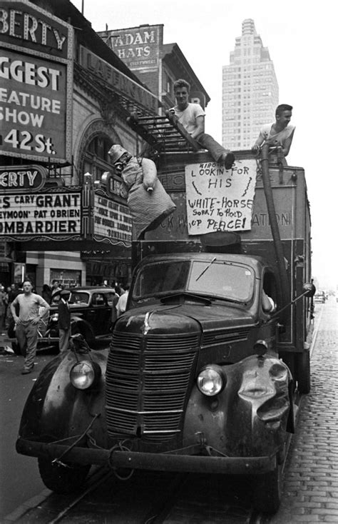 V-J Day Kiss in Times Square: Go Behind the Lens of That Famous Photo