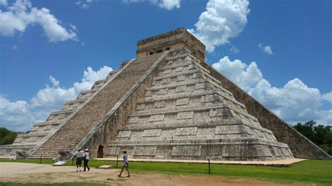 Chichen Itza Mayan pyramid ruins : Yucatan Mexico | Visions of Travel