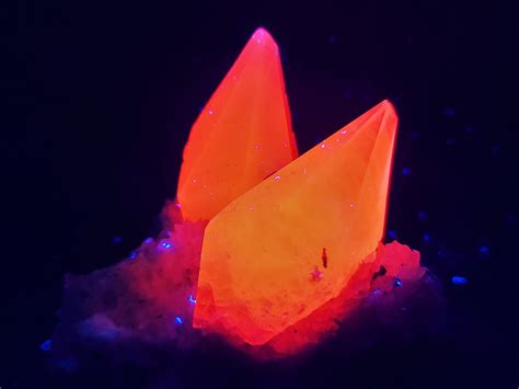 FLUORESCENT MINERALS