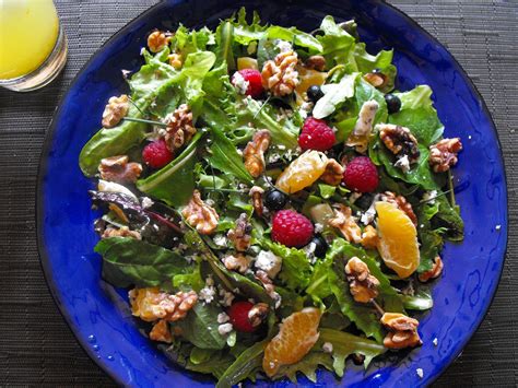 GrowCookPreserve: Fresh mixed greens salad with walnuts and Gorgonzola