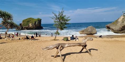 Pantai Mesra Gunung Kidul - Daya Tarik, Aktivitas, Lokasi & Harga Tiket - Pesisir