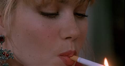 Christina Applegate : r/Smokingladycelebs