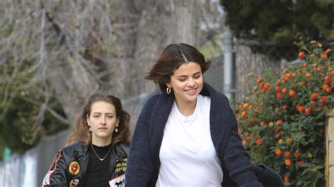 Selena Gomez Gives Us a Lesson in ’90s Weekend Style | Vogue