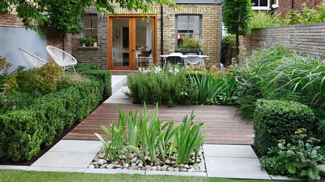 11 small garden layout ideas to consider | GardeningEtc