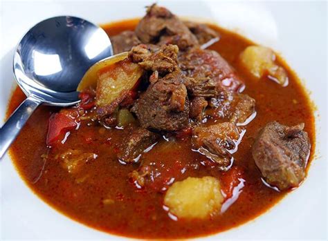 Hearty Slow Cooker Goulash - Slow Cooking Perfected