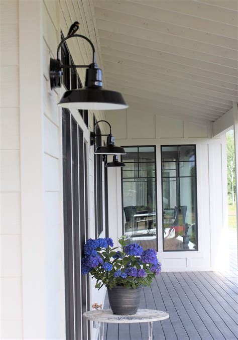 Farmhouse porch lighting ideas | Farmhouse DIY