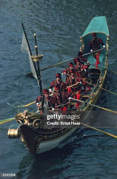 Gondolier Costume Photos and Premium High Res Pictures - Getty Images