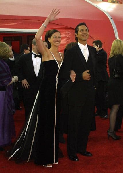 Julia Roberts at the 2001 Academy Awards | Historic Oscars Red Carpet ...