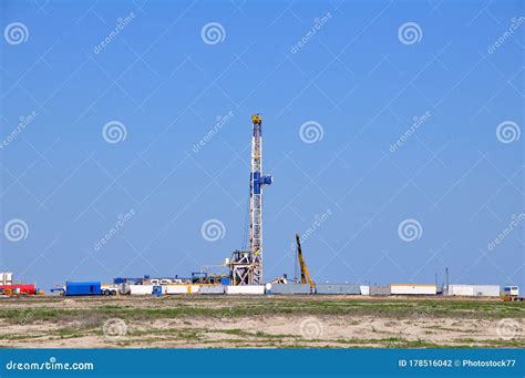 The onshore drilling rig stock photo. Image of field - 178516042