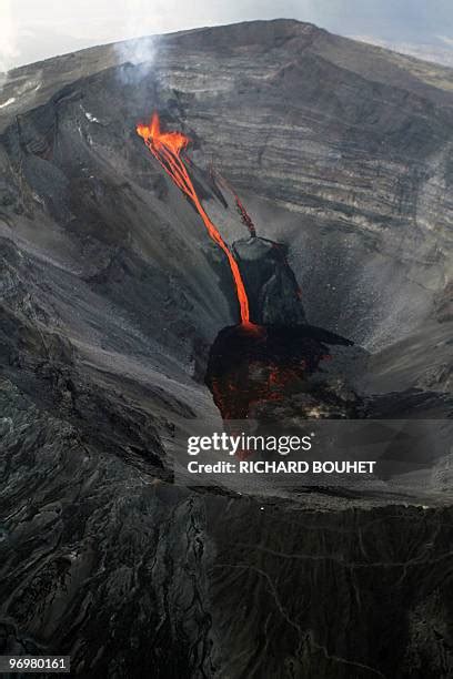 537 Volcano Erupts On Indian Ocean Island Of Reunion Stock Photos, High ...