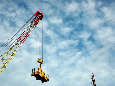 10 Construction Crane Types & Their Uses!