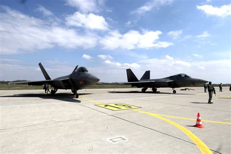 Su-57 vs. F-22, Head to Head: Who Would This Stealth Fighter Fight ...