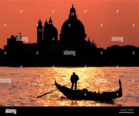 Venice silhouette gondolier santa maria hi-res stock photography and ...