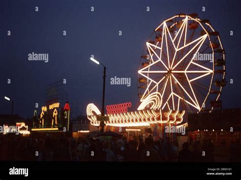 Rides at the Munich Oktoberfest at night. [automated translation] Stock ...