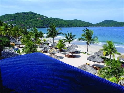 luxury resorts zihuatanejo mexico