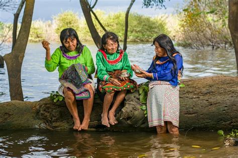 Premium Photo | Artisan women from native communities of the Peruvian ...