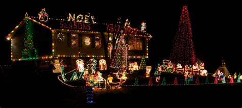 Top 10 Biggest Outdoor Christmas Lights House Decorations - DigsDigs