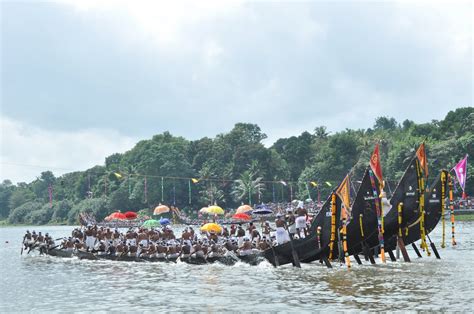 ANOOP G KURUP: HQ Pictures Of Aranmula Boat Race 2010