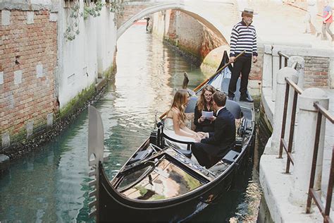 Gondola wedding | Elope ceremony on a Gondola in Venice