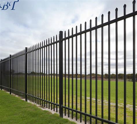 China Black Steel Residential Iron Metal Garden Fence Panels - China ...