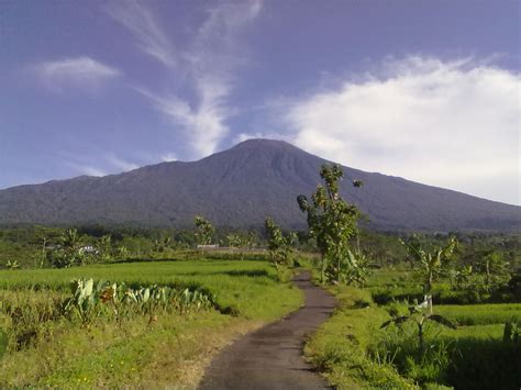 42: Mount Slamet Volcano erupts in Indonesia | Volcano, Mountain ...