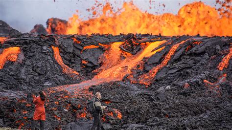 Tourists Are Injured Near Icelandic Volcanic Eruption - The New York Times