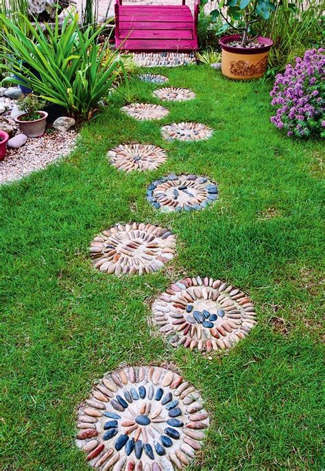 How to Make Pebble Mosaic & Stepping Stones for Your Garden