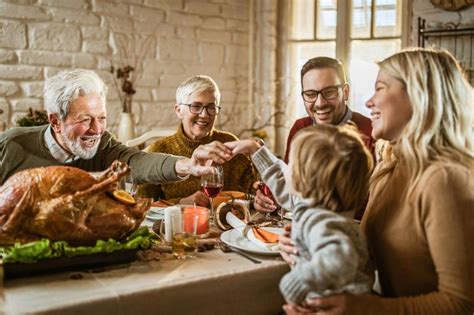 8 Tips for a Successful Big Thanksgiving Family Celebration | LoveToKnow