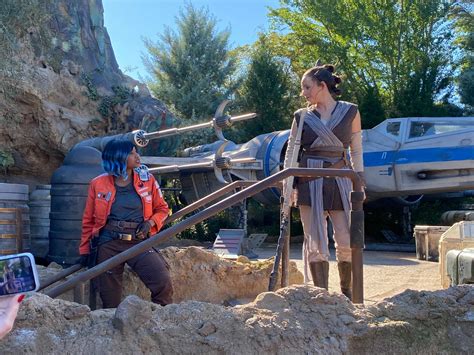 PHOTOS: Star Wars: Galaxy's Edge Characters Appearing in More Locations ...