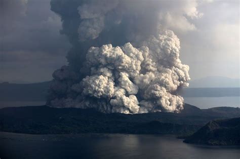 Taal Volcano Eruption 2020 / Taal eruption disrupts 7,000 families ...