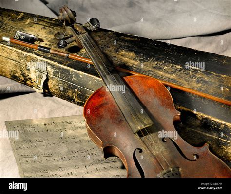 Antique Violin 2 Stock Photo - Alamy