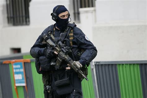 French GIGN operator in the streets of Paris [2000 x 1334] : MilitaryPorn