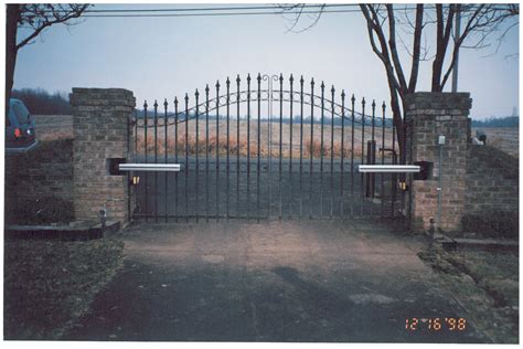 5 BENEFITS OF INSTALLING DRIVEWAY SECURITY GATES - AutoGate - Vertical ...