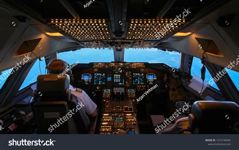 2,744 747 Cockpit Images, Stock Photos & Vectors | Shutterstock