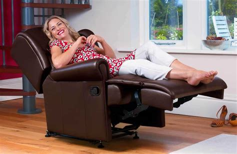 10 Best Recliner For Elderly In 2021 (Comfort For Seniors)