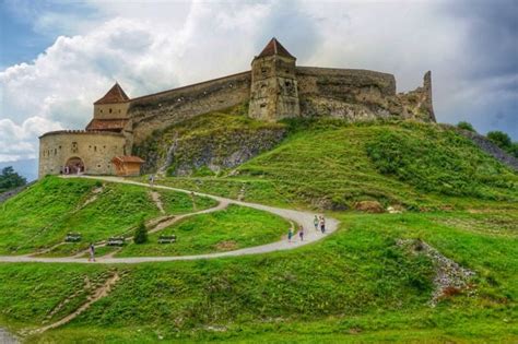 A Day Trip Guide to Rasnov Fortress in Romania - The Globetrotting Teacher