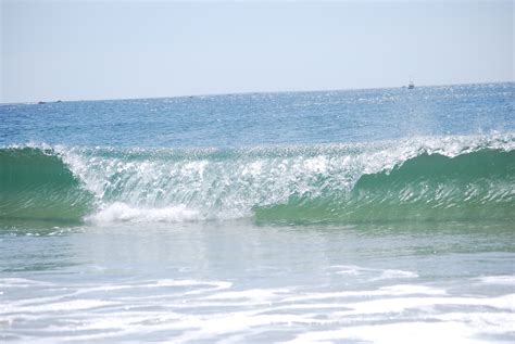 File:Small waves at Misquamicut Beach, RI.JPG - Wikimedia Commons