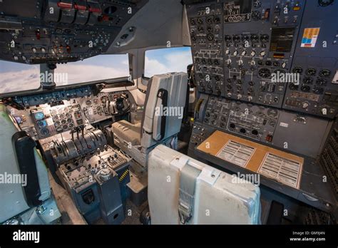 Dc 10 dc10 cockpit hi-res stock photography and images - Alamy