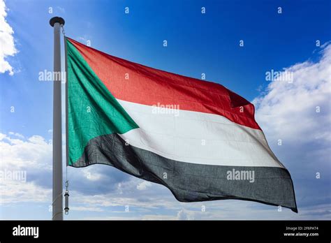 Bandera de Sudán, República de Sudán símbolo nacional en un asta de la ...