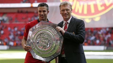 Van Persie hands Moyes first Manchester United trophy - Eurosport